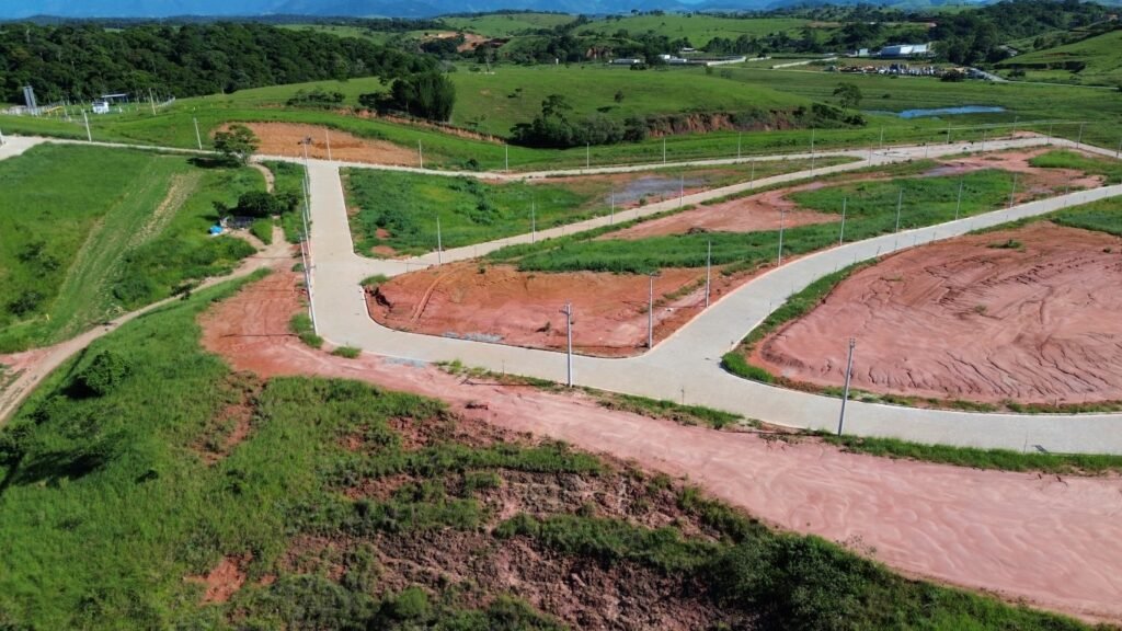 Vista aérea das vias e lotes em obras no Sweet Village