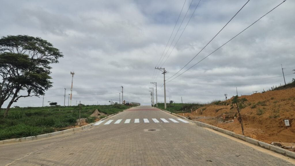 Via interna do Sweet Village com infraestrutura e paisagem ao redor